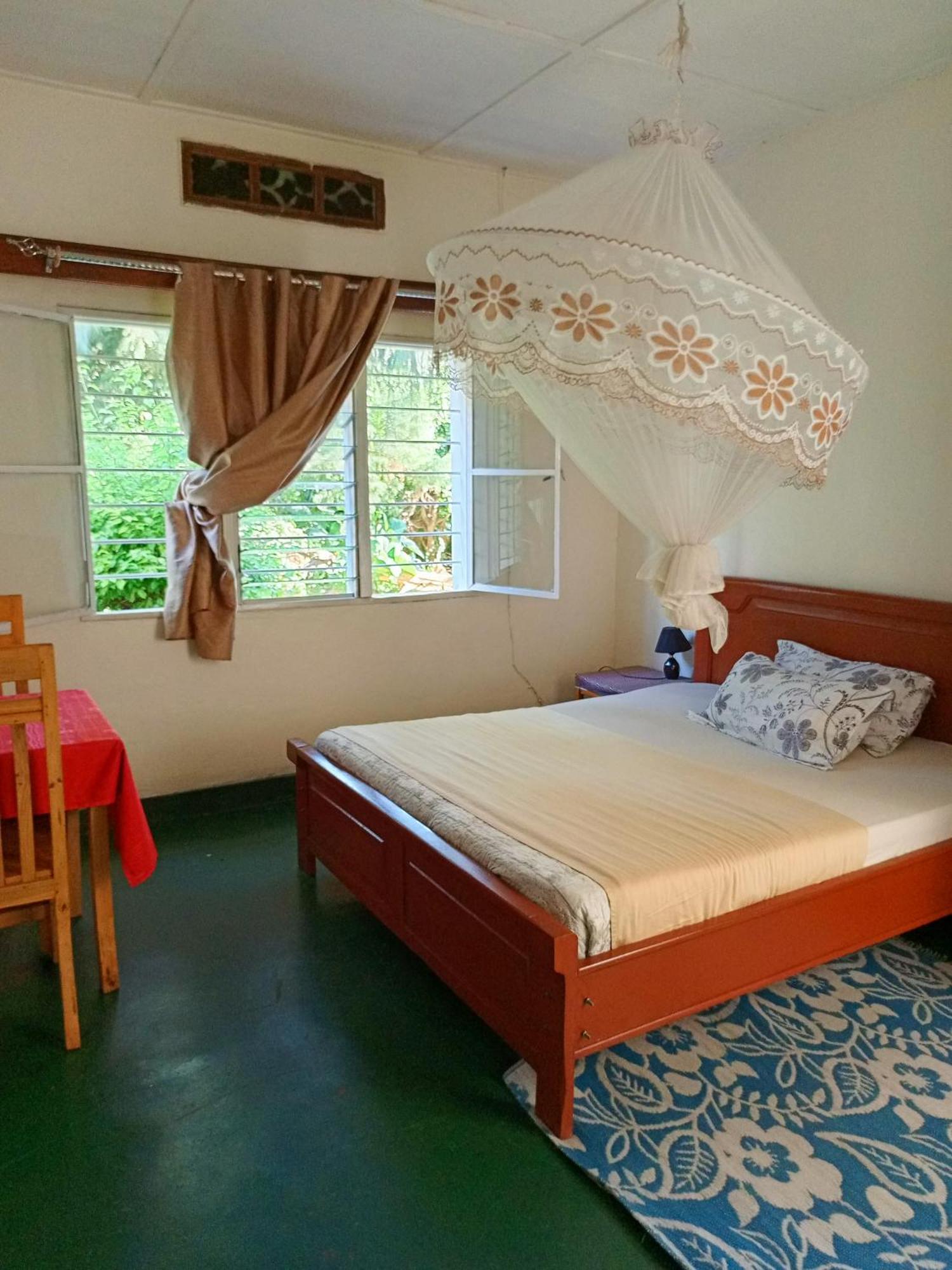 Colibri Taverne & Guest House Gisenyi Exteriör bild
